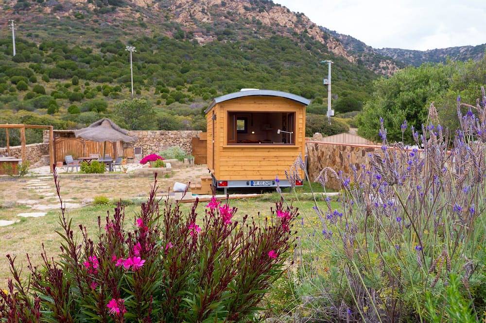 Holidays Zirkuswagen surrounded by sea and maquis. 300 m from the water. in Cala Cipolla, Teulada