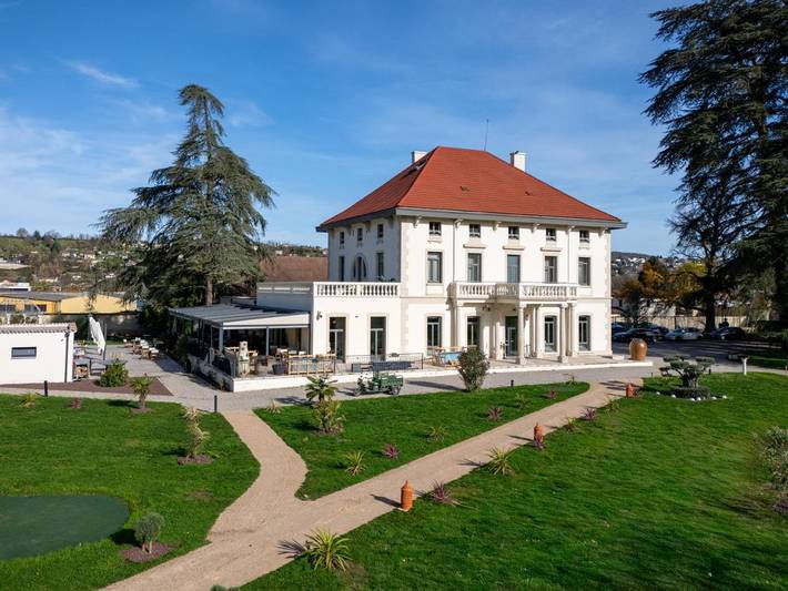 Hôtel pour 3 personnes, avec piscine ainsi que vue et jardin dans Ruy Montceau