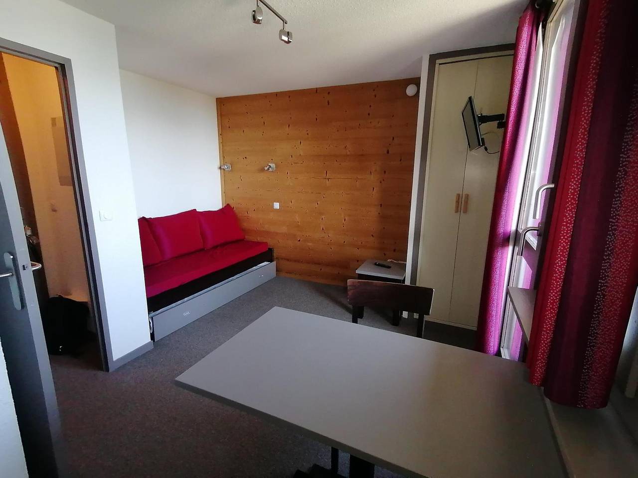 Entire studio, Renovated ski-in/ski-out studio in La Plagne, Aime-la-Plagne