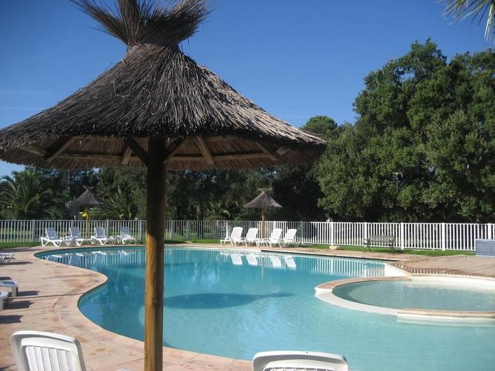 Location de vacances pour 4 personnes, avec bassin pour enfant et piscine ainsi que jardin et vue, animaux acceptés à Lecci