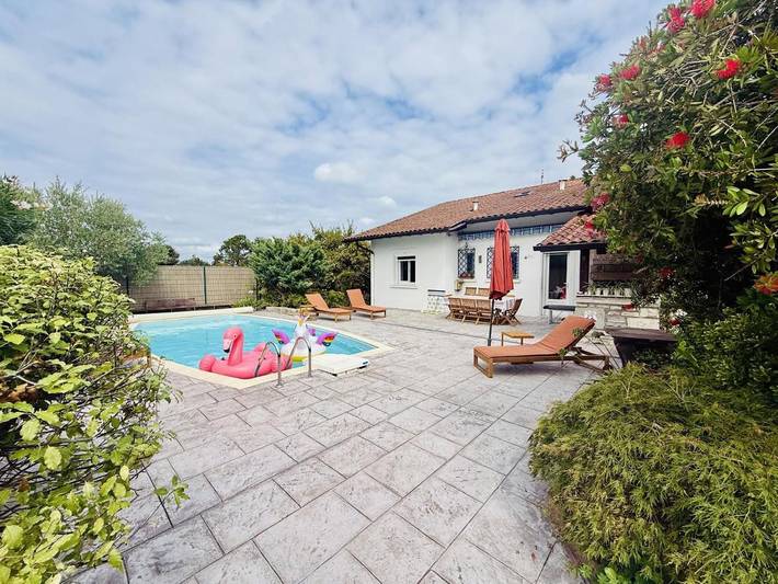 Casa de vacaciones para 8 personas, con vistas además de jardín y piscina - 1