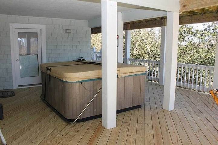 Vacation rental for 15 people, with balcony and pool as well as hot tub in Corolla