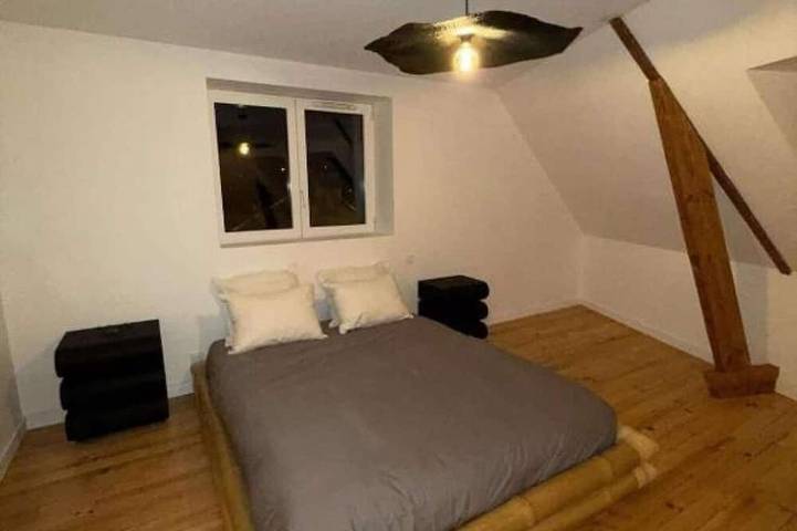 Appartement entier, Au cœur du chaos – Appartement chaleureux avec vue sur le lac in Huelgoat, Région de Châteaulin