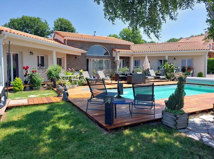 Chambre d’hôte pour 4 personnes, avec jacuzzi et jardin ainsi que terrasse et piscine