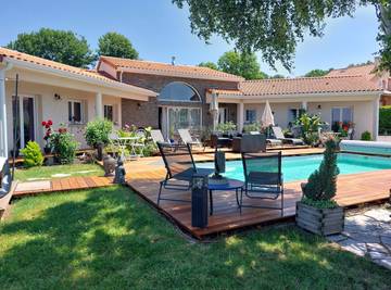 Chambre d’hôte pour 4 personnes, avec terrasse et jardin ainsi que piscine et jacuzzi dans le Puy-de-Dôme