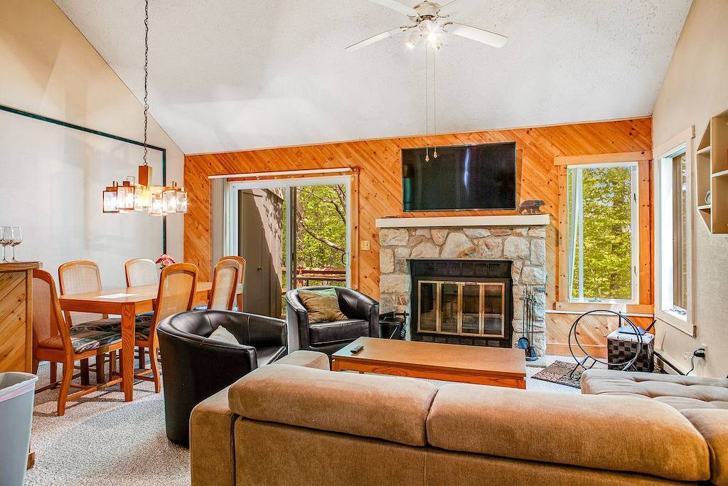 Treetop condo near golf + skiing with deck, grill, fireplace, & washer/dryer in Blakeslee, Carbon County (PA)