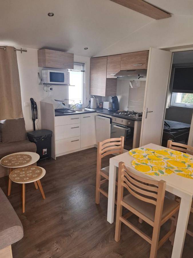 Camping pour 4 personnes, avec terrasse ainsi que sauna et piscine à Valras-Plage - 3