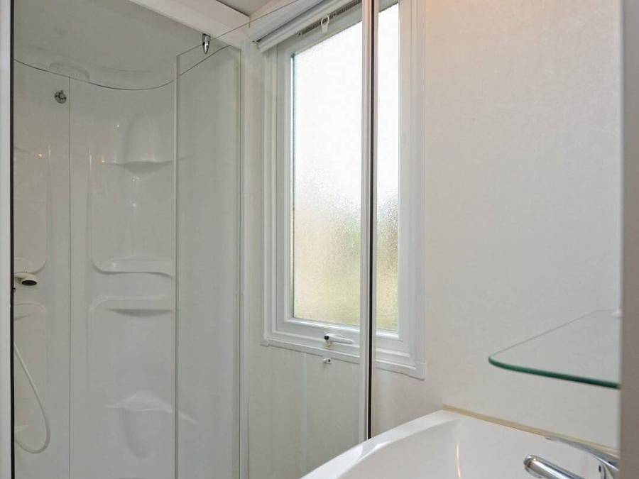 Camping La Marine - Mobilhome 4 personnes - Mobil-home | Classic | 2 Ch. | 4 Pers. | Terrasse surélevée | Clim. in Le Grau-du-Roi, Côte d'Améthyste