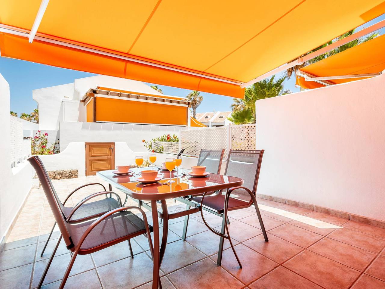 Entire holiday apartment, 196 Parque Santiago 2, big terrace, pool side in Playa de las Américas, Arona