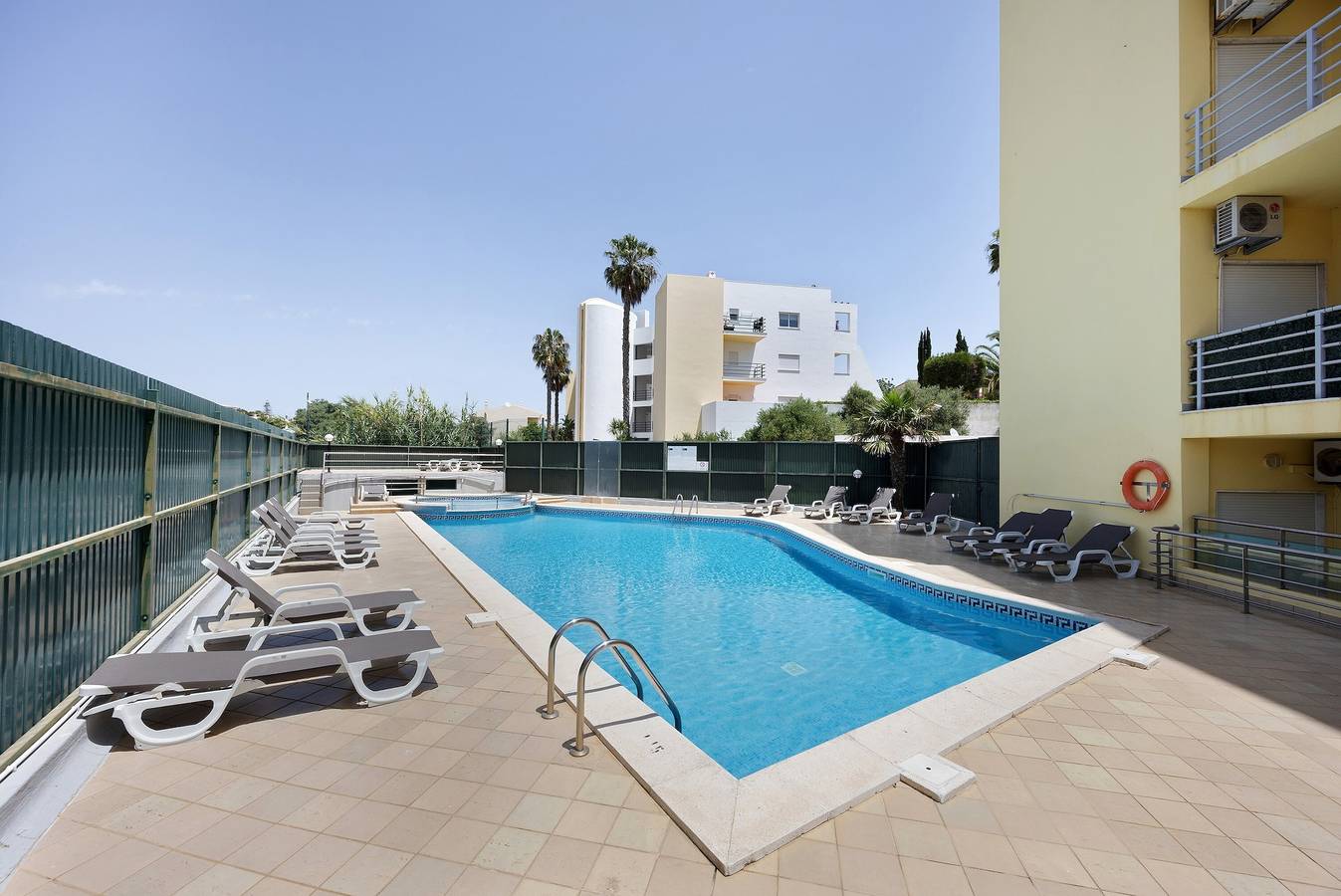 Hel lejlighed, Apartment 'Lagos Marina' with Shared Pool, Wi-Fi and Air Conditioning in São Sebastião, Lagos