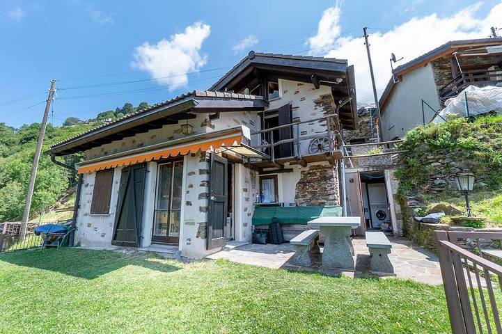 Ferienhaus für 7 Personen, mit Terrasse und Garten in Gambarogno