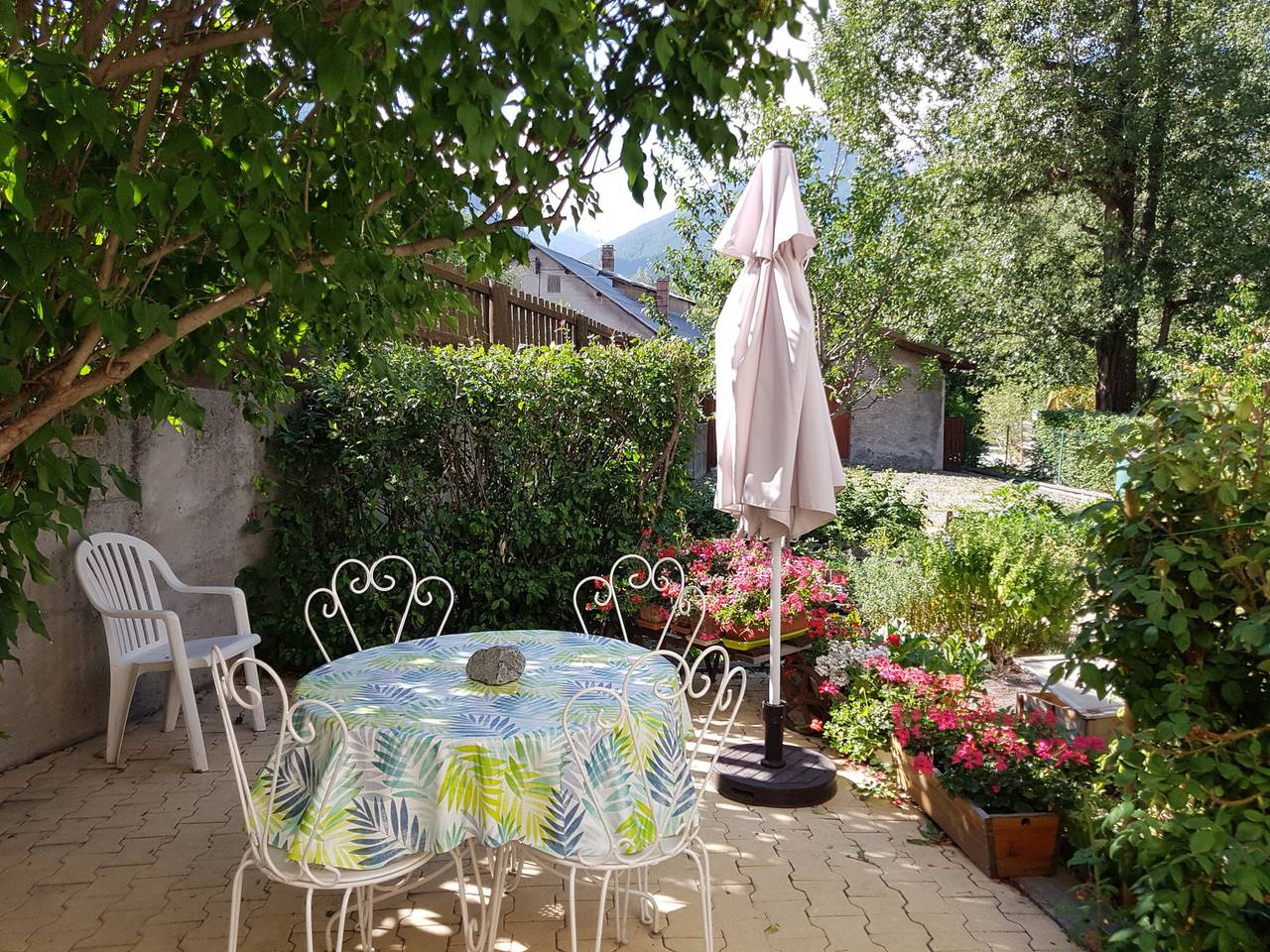 Entire apartment, Cozy 1Br Apartment with Private Garden, 300m to Pistes in Briançon in Briançon, Serre Chevalier