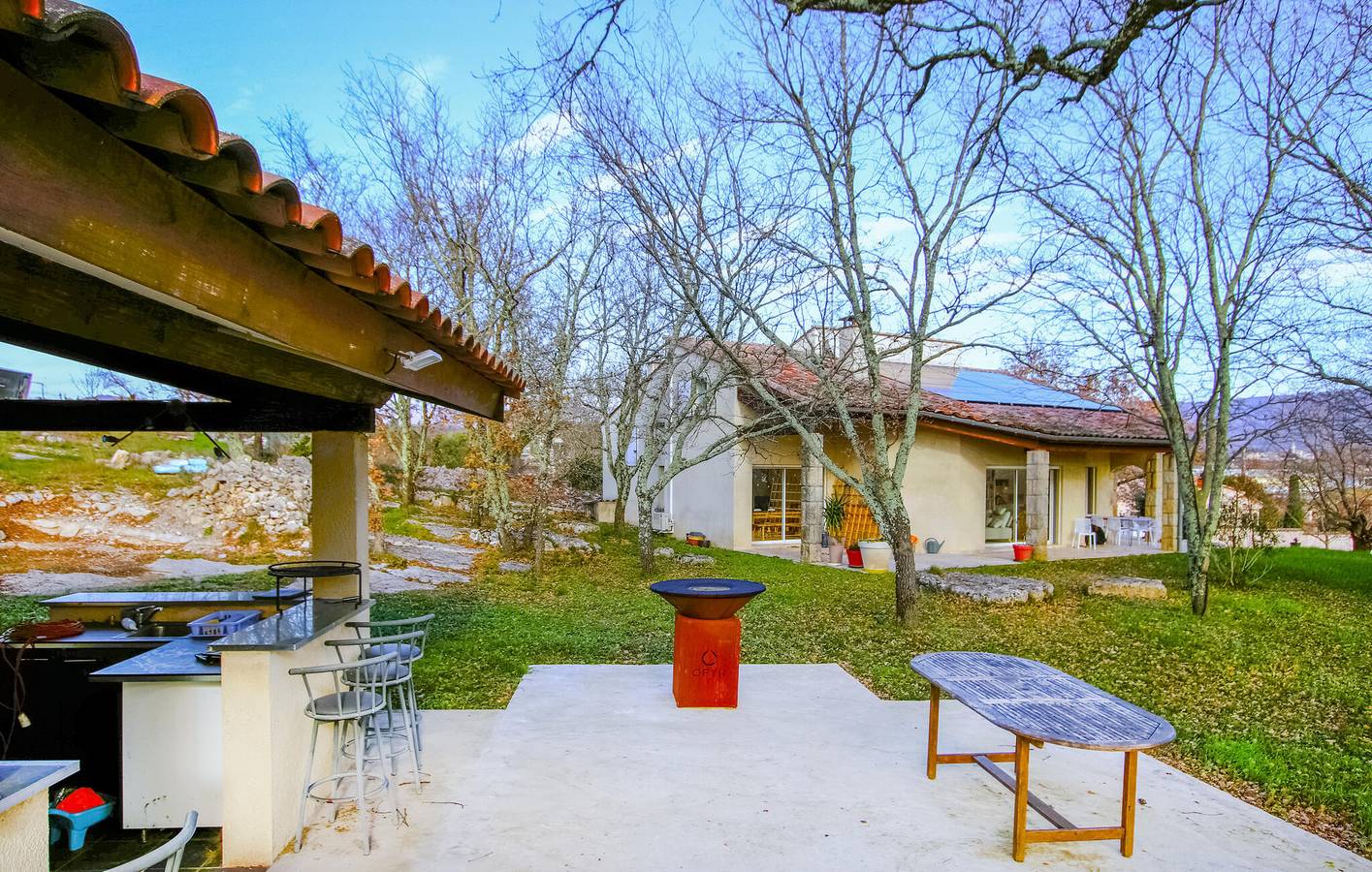 Appartement de luxe avec parking, TV, vue, piscine et Internet in Lussas, Ardèche