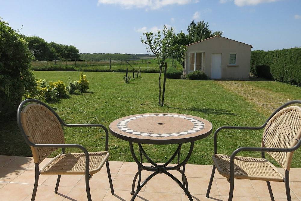 Lavender View es una acogedora casa de campo para 2 con vistas lejanas in Étaules, Côte de Beauté