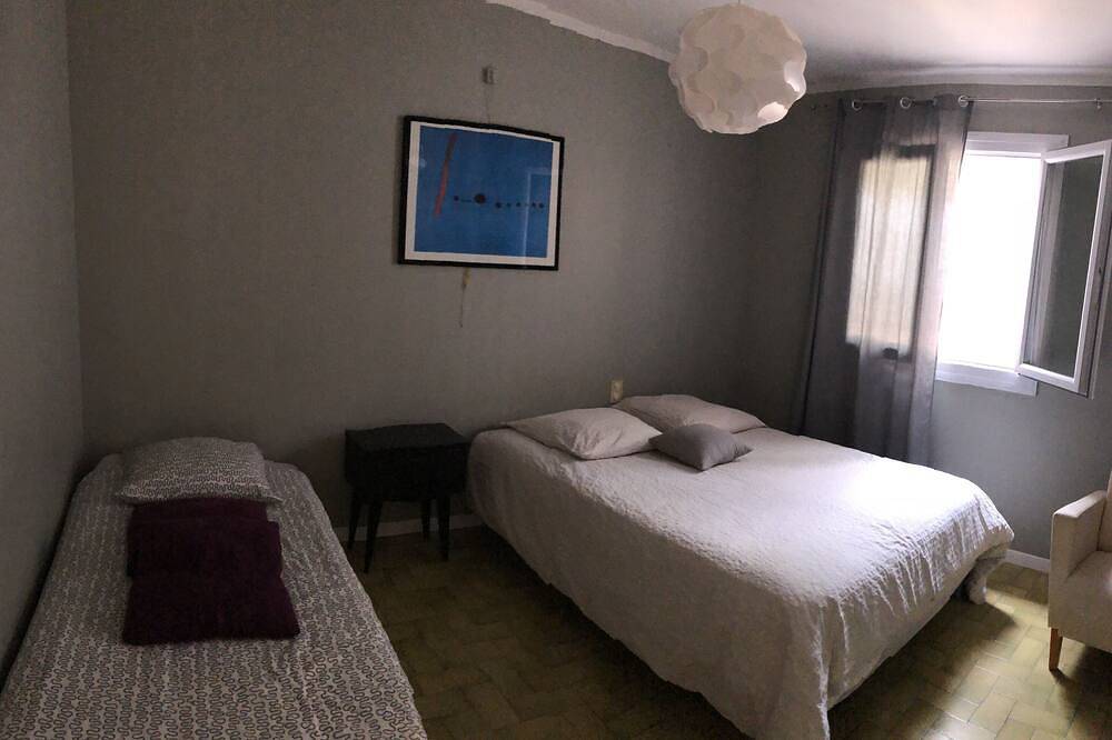 Appartement entier, Grand Rdc d'une villa provençale au cœur du village, près de la mer in La Cadière-d'Azur, Côte méditerranéenne (France)