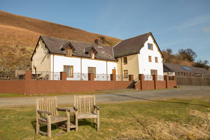 Log cabin for 10 people, with Hot tub and Garden as well as View in Powys