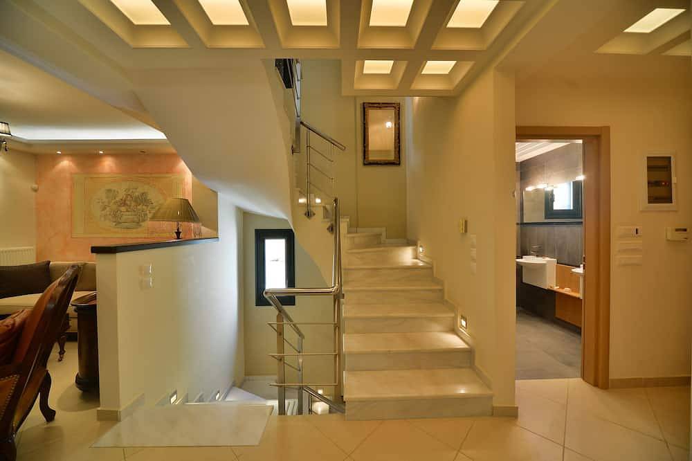 Elegant Villa by B&E in Porto Rafti, Markopoulo-Mesogaia