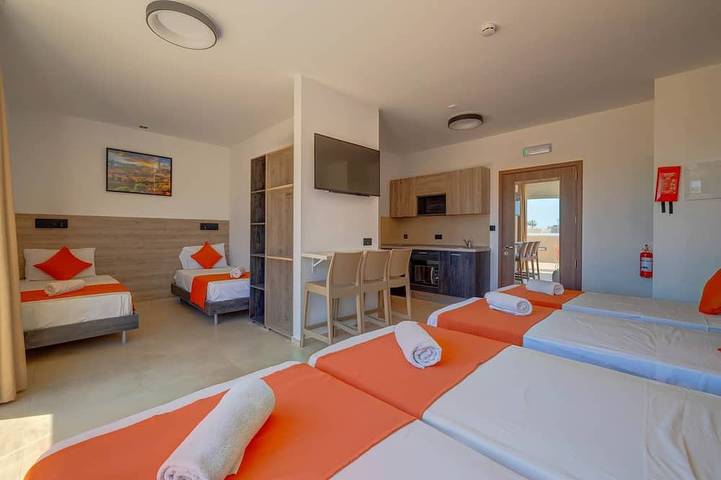 Apartamento inteiro, Red 6: Roof Top Studio Penthouse in St. Julian's in San Giljan, Ilha de Malta
