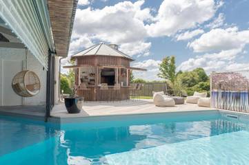 Location de vacances pour 12 personnes, avec jardin ainsi que jacuzzi et piscine dans Marcenais