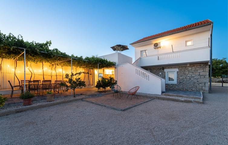 Ferienhaus für 8 Personen, mit Pool und Garten sowie Terrasse, mit Haustier