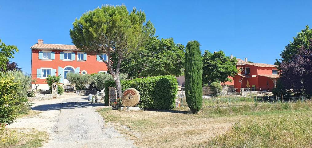 Gîte pour 4 personnes, avec piscine et jardin