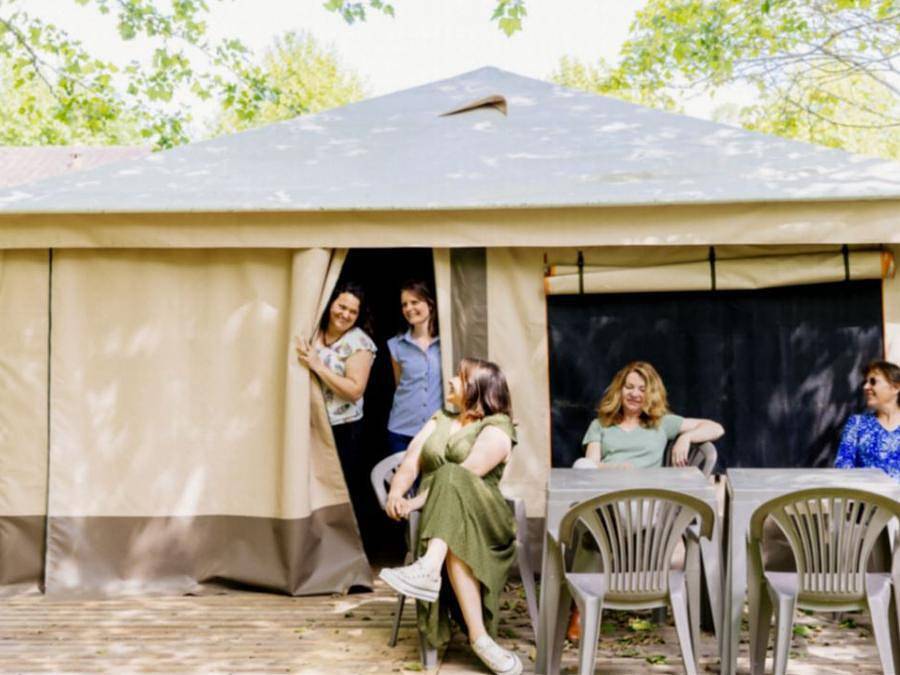 Camping Paradis Aubeterre sur Dronne - Bungalow toilé 4 personnes - Trigano Baleare in Charente