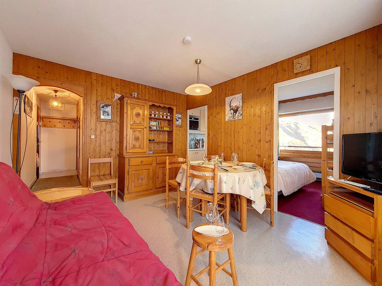 Entire apartment, Spacious Apartment · Ski-In/Ski-Out · Northeast Balcony · Central Location in Les Menuires, Saint-Martin-de-Belleville