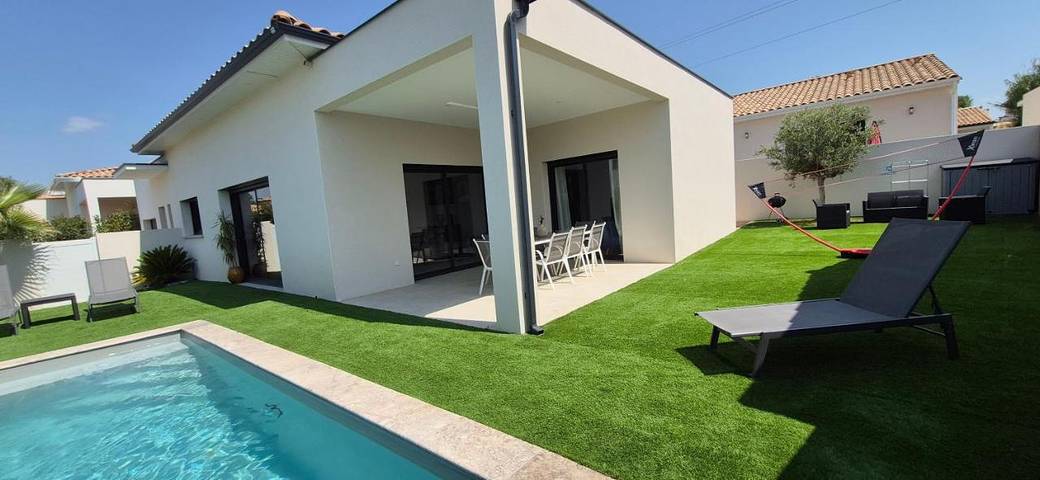 Location de vacances pour 8 personnes, avec piscine ainsi que vue et terrasse à Nézignan-l'Évêque