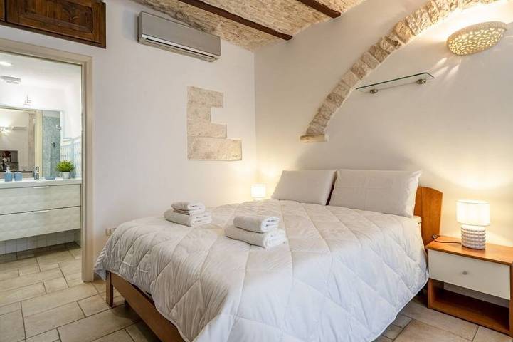 Cozy studio apartment that comfortably accommodates two people, equipped with all the main comforts for a pleasant stay. The location is ideal: the accommodation is in fact located in the center (Ztl), with all the essential services within reach and a v in Martina Franca, Provincia de Taranto