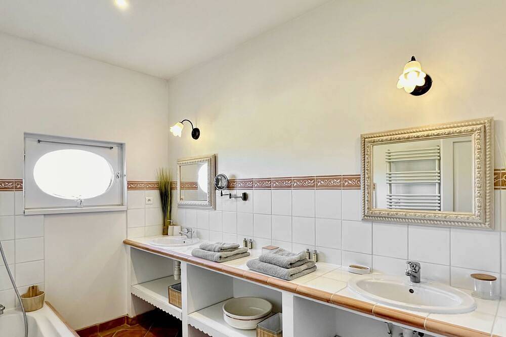 Maison Oléa - Chambre D'hôtes \"fleur de Lin\" Avec vue sur la Vallée de la Vézère in Le Bugue, Périgord Noir