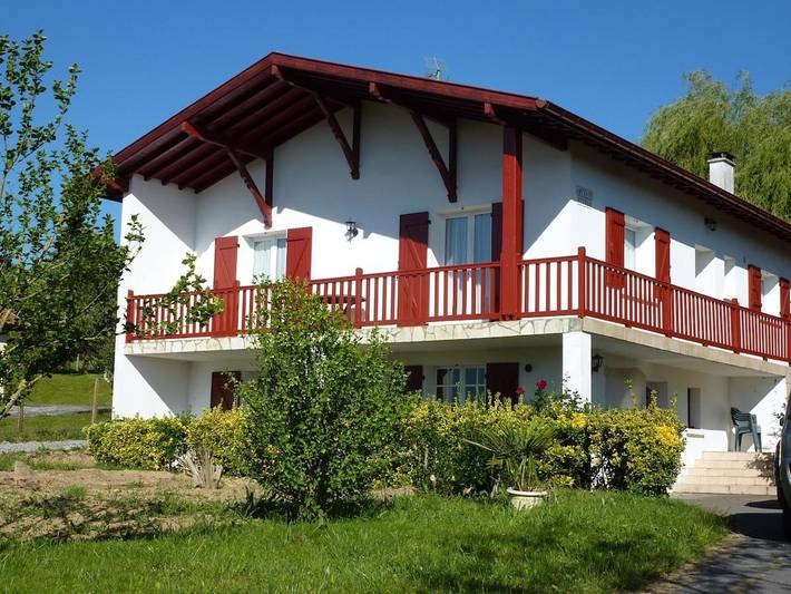 Gîte pour 5 personnes, avec terrasse et jardin à Bardos - 3