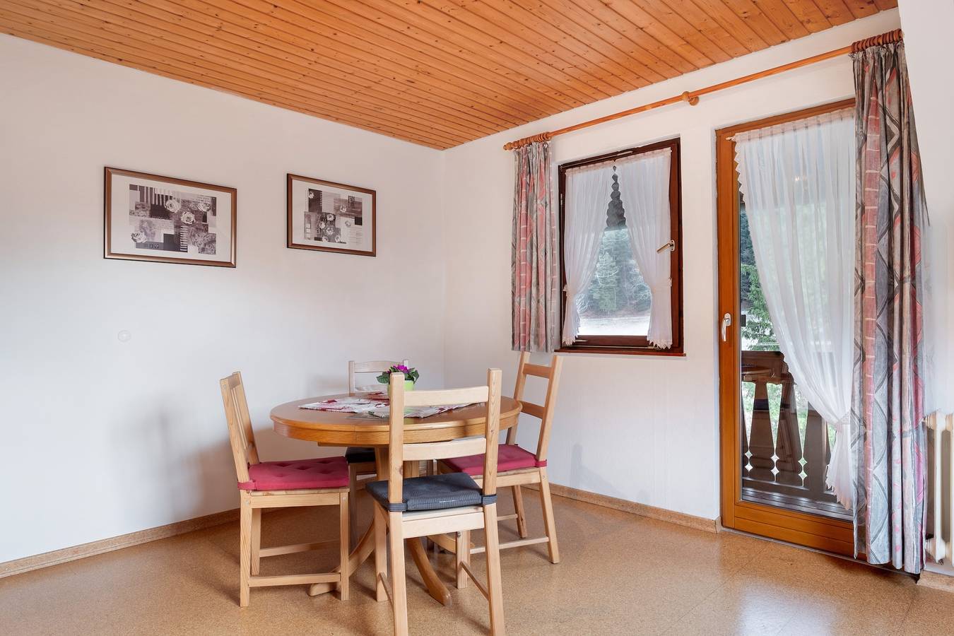 Ganze Wohnung, Ferienwohnung 'Elzblick' mit Gemeinschaftspool, Gemeinschaftsgarten und Wlan in Elzach, Mittlerer Schwarzwald
