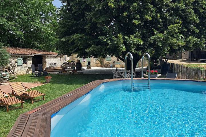 Location de vacances pour 6 personnes, avec jardin à Couture (Charente)