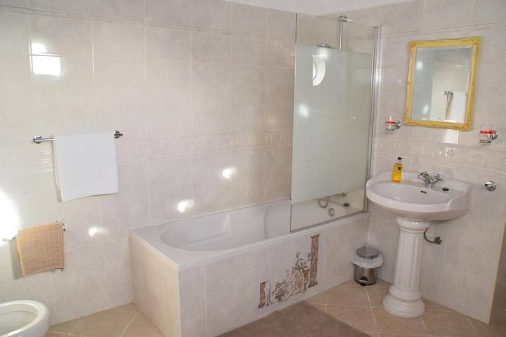 Alojamiento y desayuno para 3 personas, con piscina además de vistas y jardín en Monchique - 4