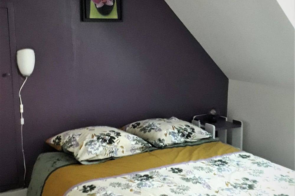 5 minutes from the beach, neo-Bretonne house with large enclosed garden. in Plouguerneau, Brest region