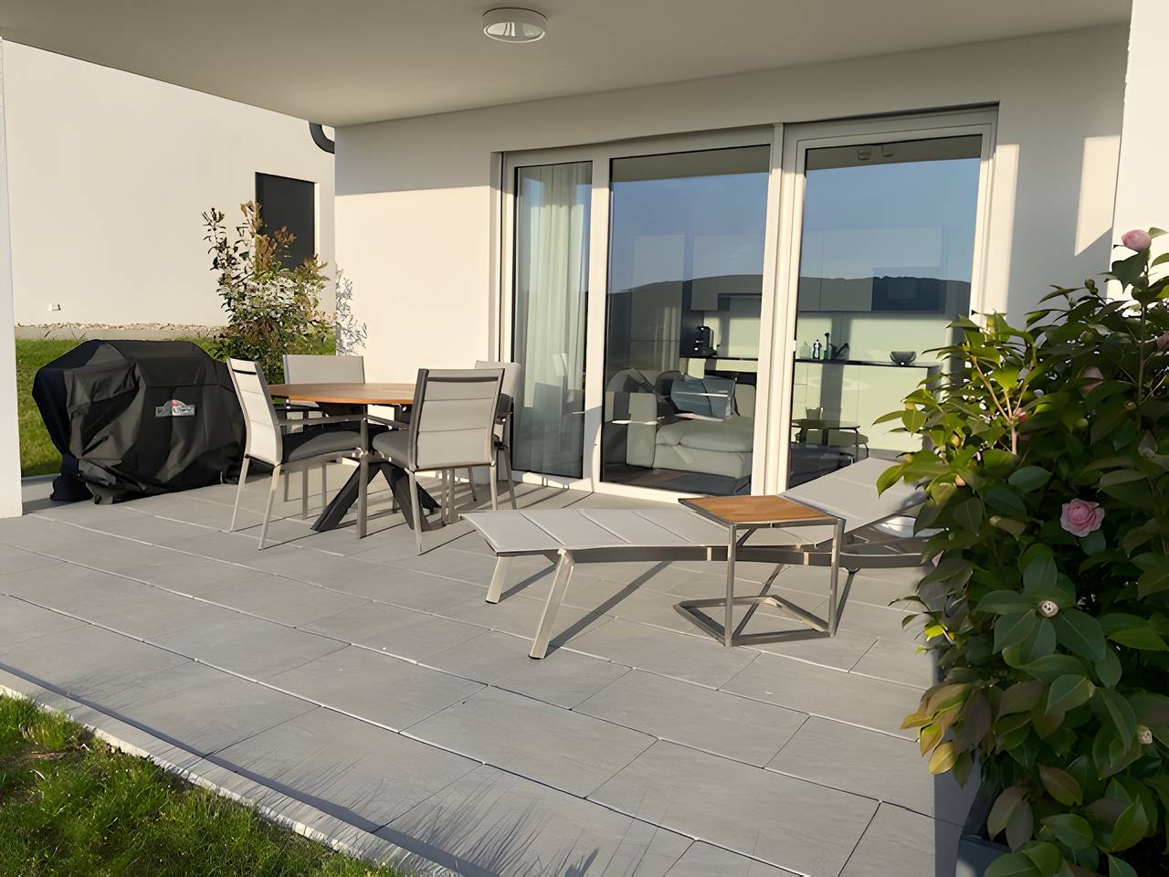 Ganze Wohnung, Ferienwohnung 'Panoramablick' mit Bergblick, privater Terrasse und Wi-Fi in Lörrach, Südschwarzwald
