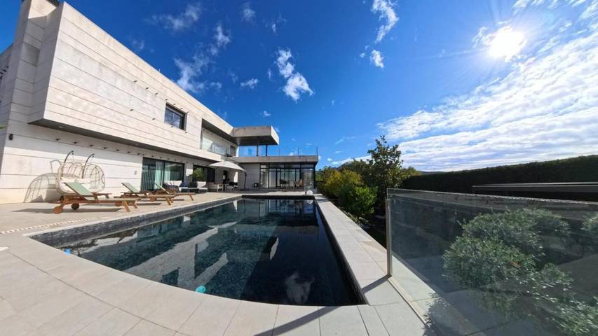 Casa de vacaciones para 10 personas, con Balcón y Jacuzzi además de Terraza y Jardín en Sotillo de la Adrada