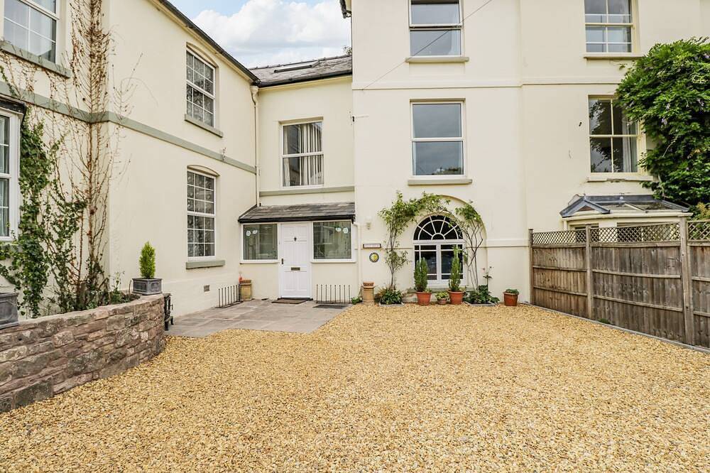 White Roses, pet friendly, character holiday cottage in Monmouth in Herefordshire