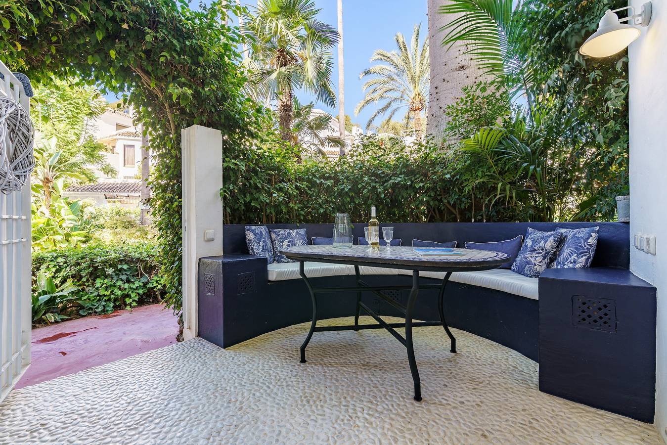 Ganze Wohnung, Apartment „Golden Beach Elveria“ mit Gemeinschaftspool, Terrasse & Wlan in Marbella Ost, Marbella