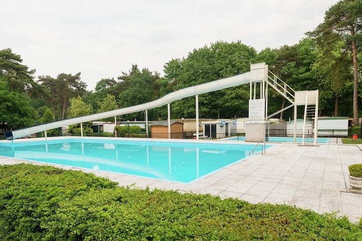 Location de vacances pour 4 personnes, avec Terrasse ainsi que Jardin et Piscine dans Arriën