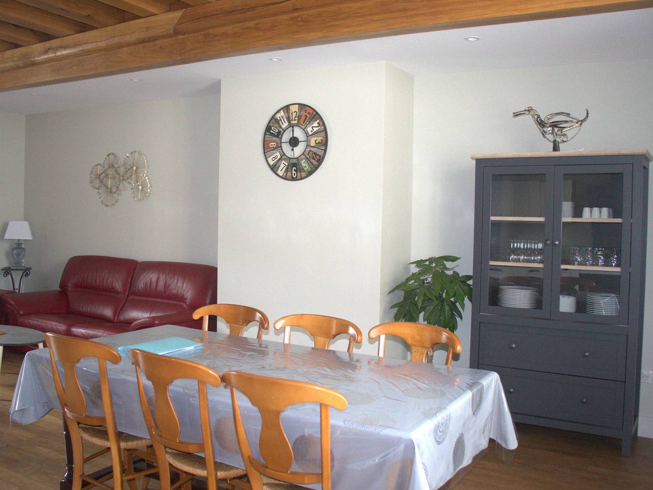Ganze Wohnung, Geräumige Unterkunft in restauriertem ehemaligen Priorat in La Celle (Cher), Saint-Amand-Montrond