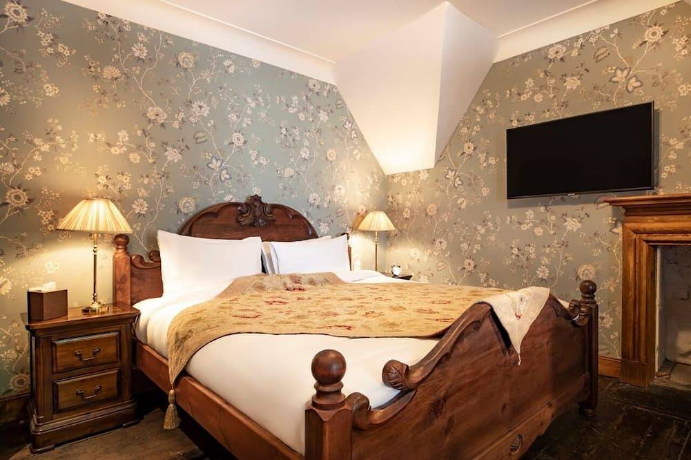 Rhododendron Suite -With views of the rhododendron trees on the hillside in Highlands