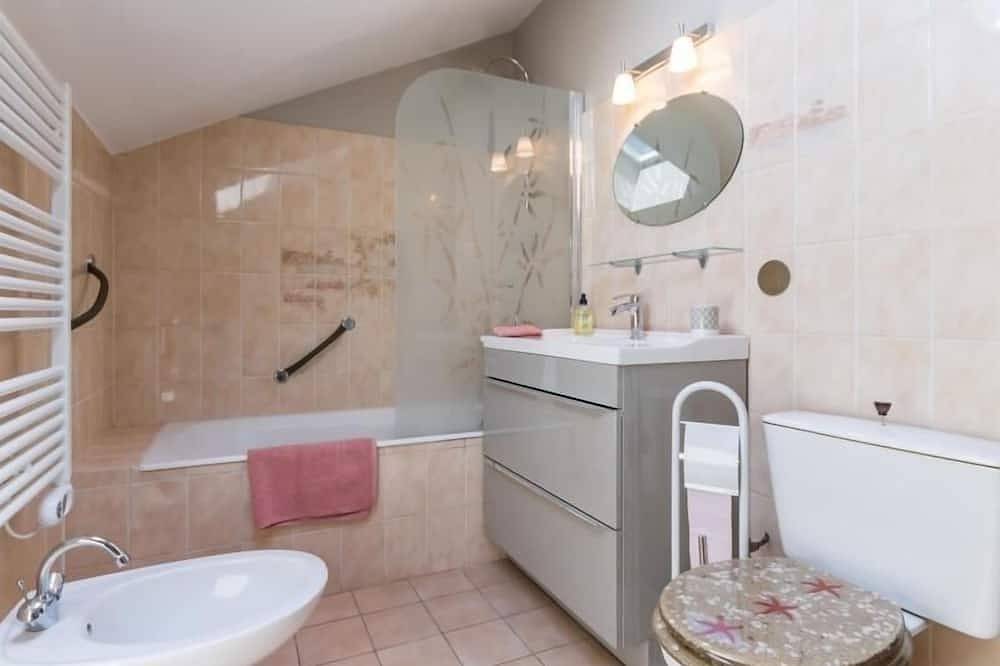 Casa de pescadores con terraza junto al Loira, wifi, bicicletas y equipo para bebé in Loireauxence, Valle del Loira
