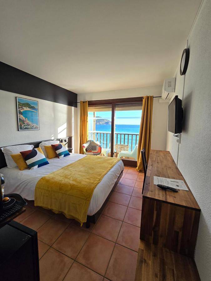 Hôtel pour 2 personnes, avec balcon dans Plage de Saint-Cyr sur Mer Les Lecques - 2