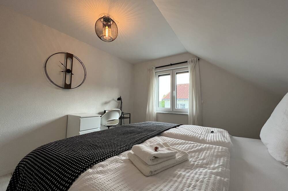 Ganze Wohnung, Blackncozy - Design Appartement mit Boxspringbett und Balkon in Lörrach, Südschwarzwald
