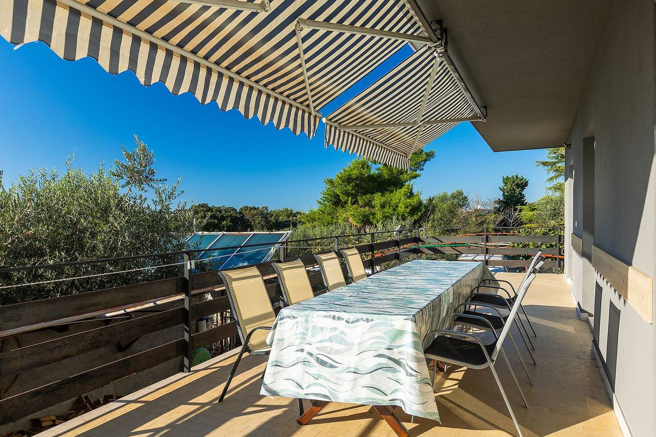 Ganze Wohnung, Appartement mit Waschmaschine, privater Parkplatz und große Terrasse samt Grillplatz in Banjole, Südküste Istrien