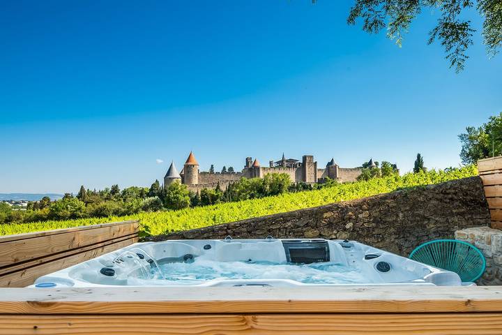 Villa for 15 people, with Hot tub and Terrace as well as Garden and Pool in Carcassonne