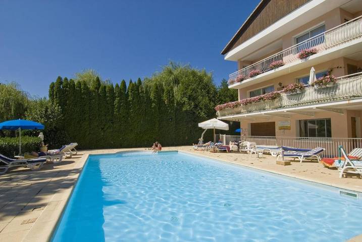 Hôtel pour 4 personnes, avec jardin ainsi que terrasse et piscine, animaux acceptés à La Freissinouse - 4