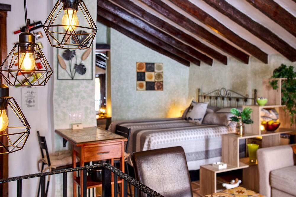 Ganze Wohnung, Romantik-Studio-Eigenes Badezimmer-Strassenblick-Apartment/Studio in Canillas de Aceituno, Cordillera Penibética