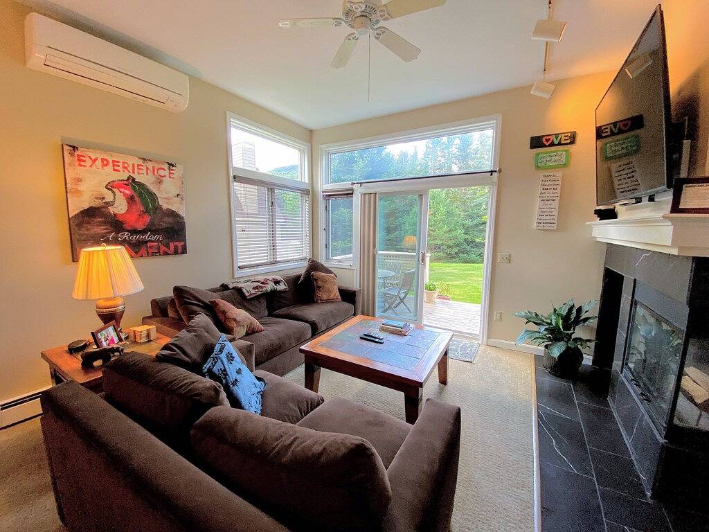 Klimatisiertes und wunderschön eingerichtetes Fairway Village Townhome, nur einen kurzen Spaziergang vom Mount Washington Hotel entfernt! Im Herzen von Bretton Woods und den White Mountains, mit Shuttle zum Skifahren und einer kurzen Fahrt zu unzählige... in Bretton Woods, Carroll